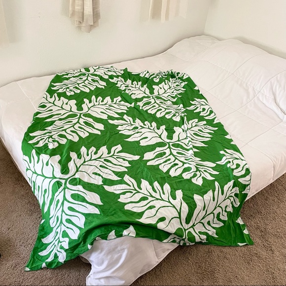 Green and White Hawaiian Throw/ Body Wrap - Picture 1 of 4